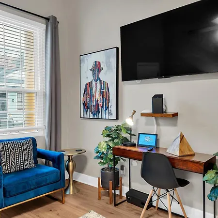 Holiday home Tranquil Retreat W High Ceilings Near Streetcar
