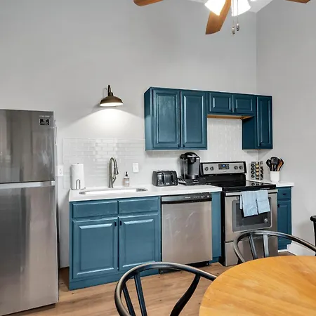 Holiday home Shotgun W Porch & Backyard Near Streetcar *