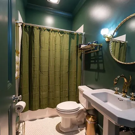 5 Themed Units In Fq With Pool New Orleans