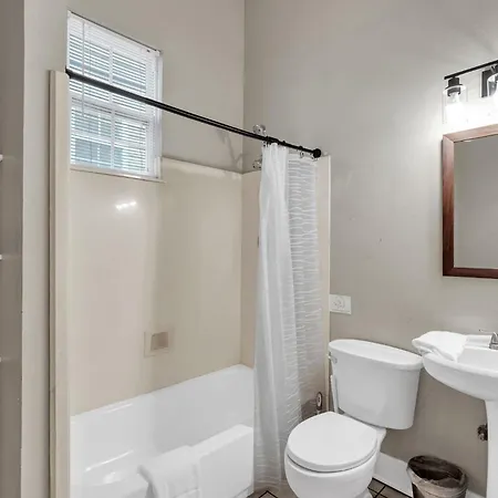 Tranquil Retreat W High Ceilings Near Streetcar Holiday home New Orleans