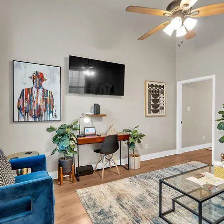 Tranquil Retreat W High Ceilings Near Streetcar Holiday home *