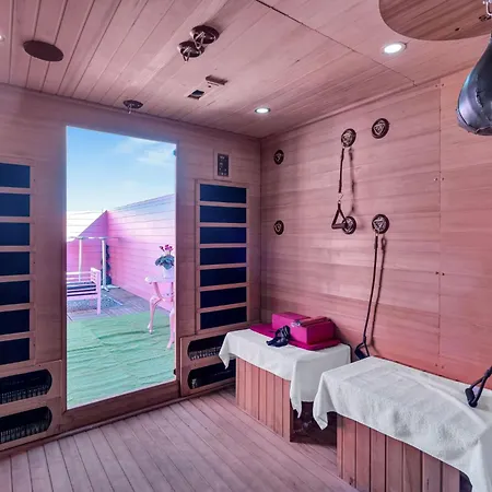 Barbie Dream W Hot Tub Sauna Near Fq Bed & Breakfast