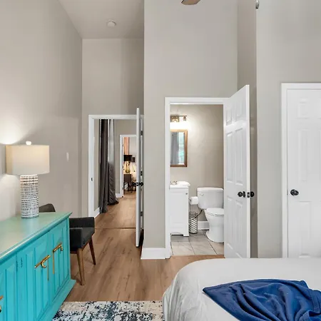 Tranquil Retreat W High Ceilings Near Streetcar Holiday home