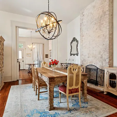 Villa Bright W Heated Pool & Pool Table 5br 4ba *