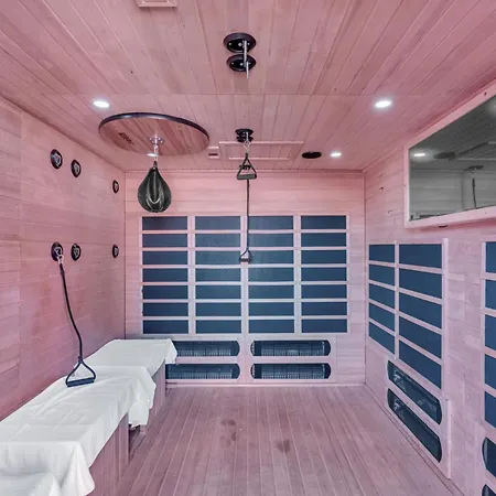 Barbie Dream W Hot Tub Sauna Near Fq Bed & Breakfast 3*