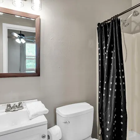 Tranquil Retreat W High Ceilings Near Streetcar Holiday home *