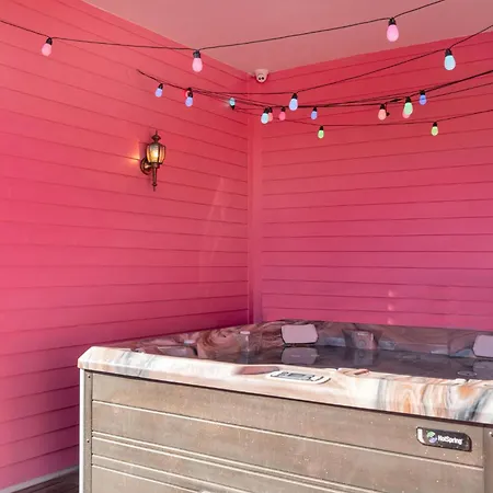 Barbie Dream W Hot Tub Sauna Near Fq Bed & Breakfast