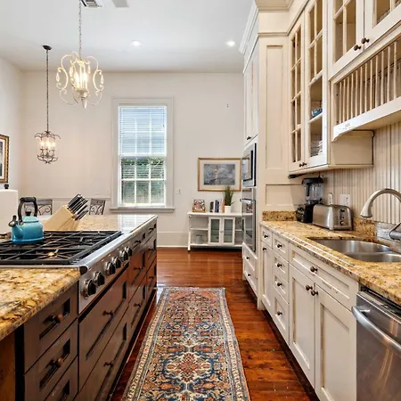 Villa Bright W Heated Pool & Pool Table 5br 4ba New Orleans