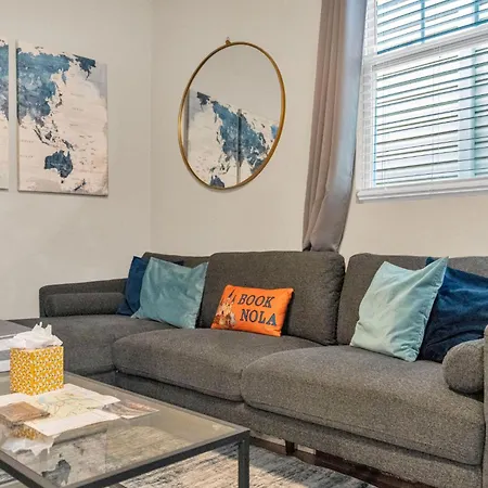 Tranquil Retreat W High Ceilings Near Streetcar Holiday home *