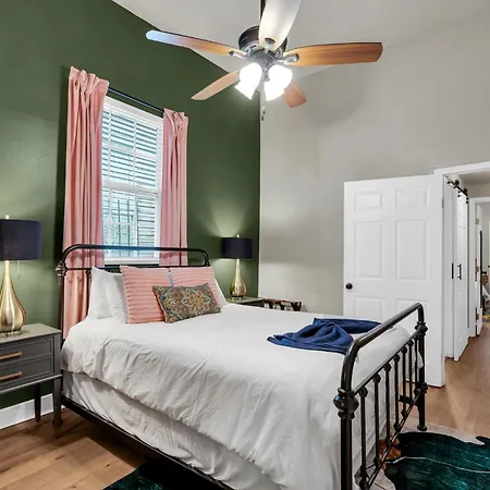 Tranquil Retreat W High Ceilings Near Streetcar Holiday home *