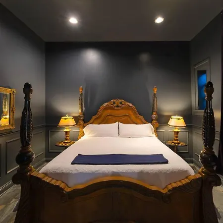 5 Themed Units In Fq With Pool Holiday home New Orleans