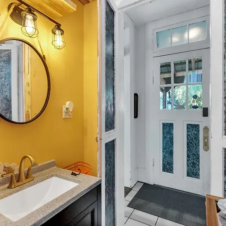 Holiday home Bright W Gardens & Bayou-style Porch