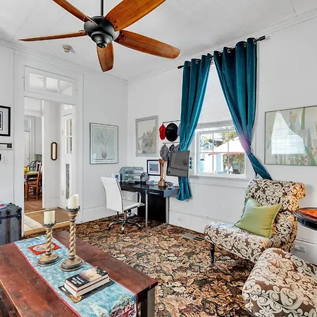 Holiday home Bright W Gardens & Bayou-style Porch