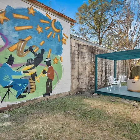 Shotgun W Porch & Backyard Near Streetcar Holiday home