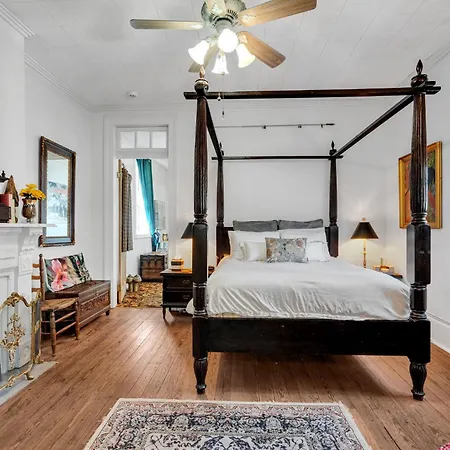 Holiday home Bright W Gardens & Bayou-style Porch *