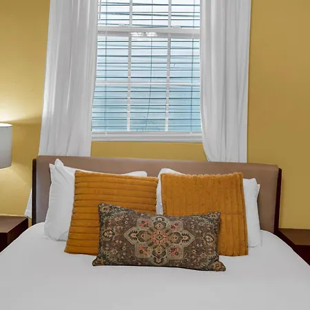 Tranquil Retreat W High Ceilings Near Streetcar