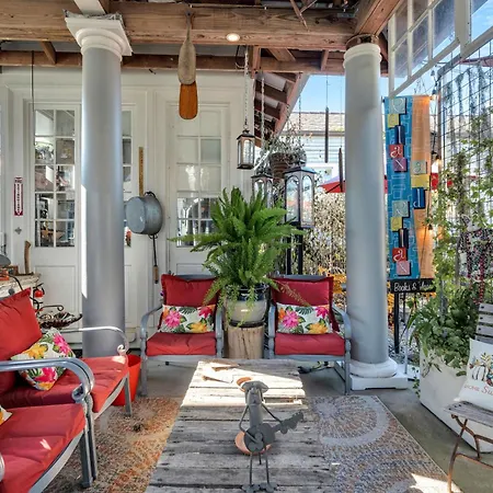 Holiday home Bright W Gardens & Bayou-style Porch