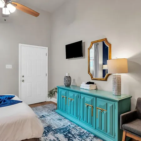 Tranquil Retreat W High Ceilings Near Streetcar Holiday home *