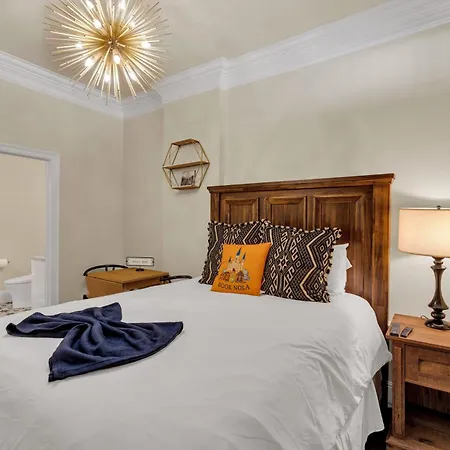 Barbie Dream W Hot Tub Sauna Near Fq Bed & Breakfast 3*