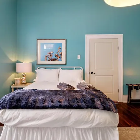 Villa Bright W Heated Pool & Pool Table 5br 4ba New Orleans