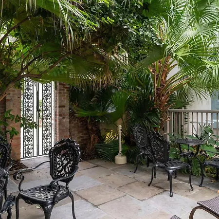 Holiday home 5 Themed Units In Fq With Pool