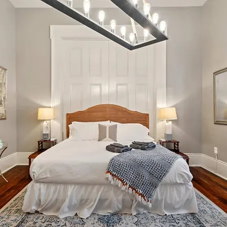 Bright W Heated Pool & Pool Table 5br 4ba