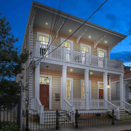 Carondelet Court Apartment New Orleans