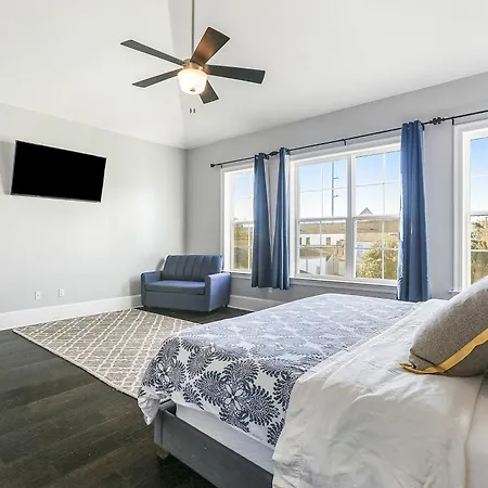 Sunny Walking Distance To Quarter And Dome Apartment