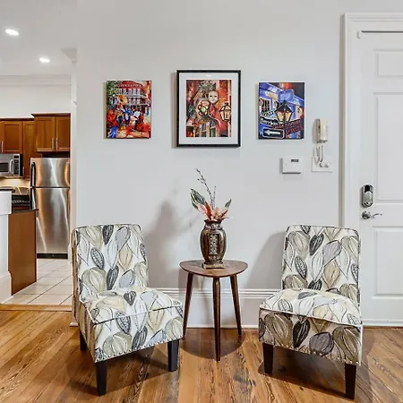 Carondelet Court Apartment
