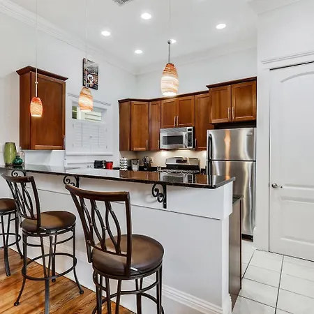 Apartment Carondelet Court *