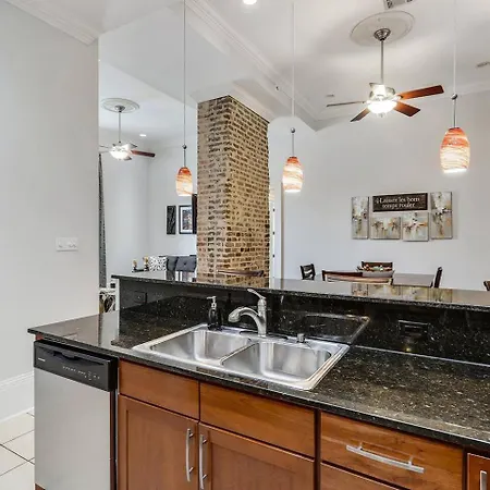 Carondelet Court Apartment