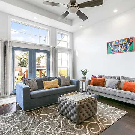 Sunny Walking Distance To Quarter And Dome Apartment *