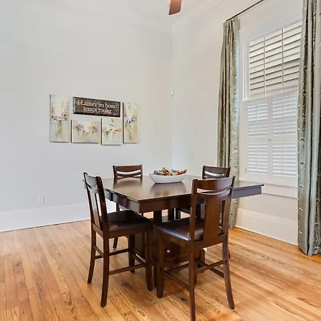 Carondelet Court Apartment *