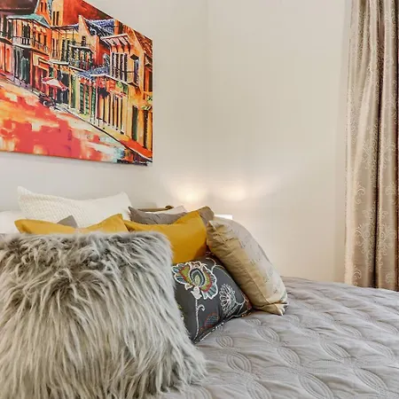 Carondelet Court Apartment *