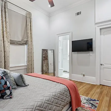 Apartment Carondelet Court