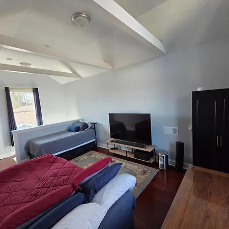 Private Bedroom Bath Sitting & Porch Apartment