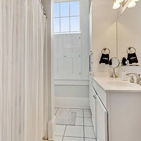 Carondelet Court Apartment *