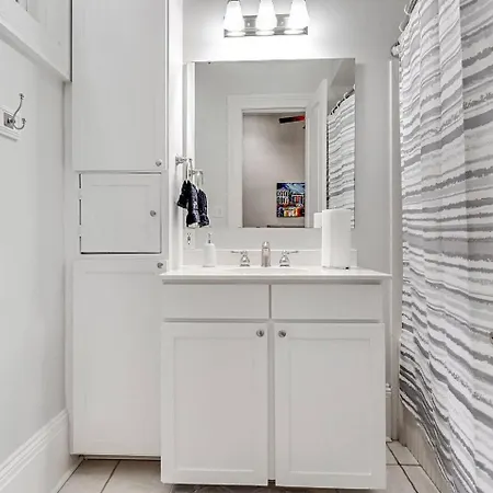Carondelet Court Apartment New Orleans