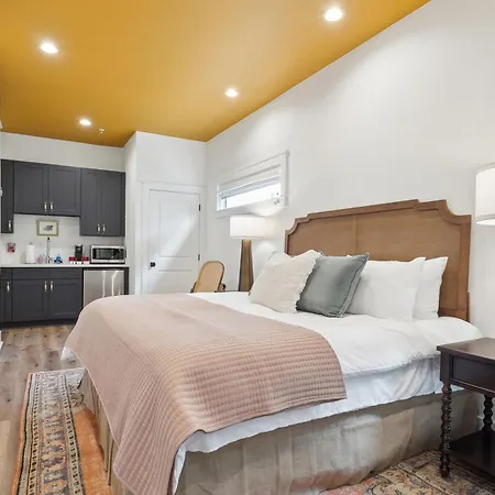 Vibrant Nola Retreat Jazz & Culture