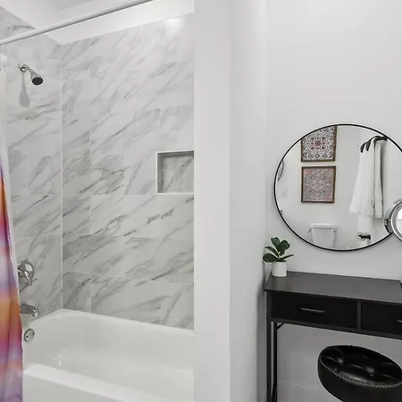 Apartment Spacious 10br Nola Home, Perfect For Groups, King Bed New Orleans