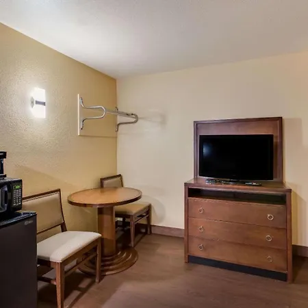 Relax Inn & Suites *