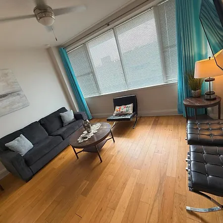 Apartment Beautiful Walk To French Quarter, Pool, Gym, View *