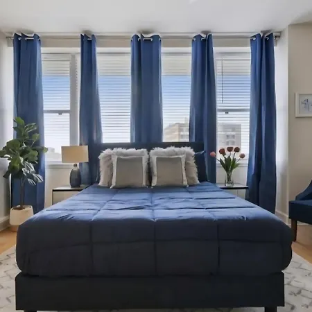 Beautiful Walk To French Quarter, Pool, Gym, View Apartment New Orleans