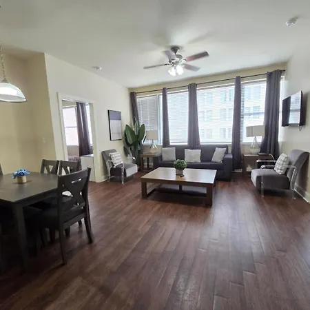 Beautiful Walk To French Quarter, Pool, Gym, View Apartment New Orleans