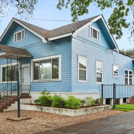 Holiday home Sunny 5bed W Parking And Direct Streetcar Access