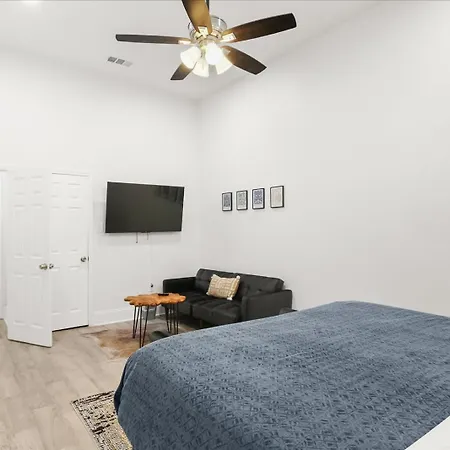 Holiday home Sunny 5bed W Parking And Direct Streetcar Access *