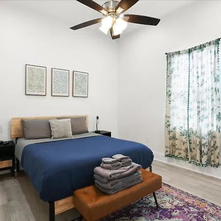 Sunny 5bed W Parking And Direct Streetcar Access Holiday home