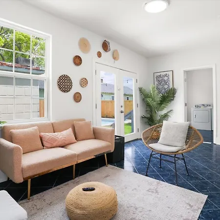 Sunny 5bed W Parking And Direct Streetcar Access Holiday home *