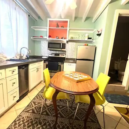 Petit Chateau Inn, French Quarter, Guest house *