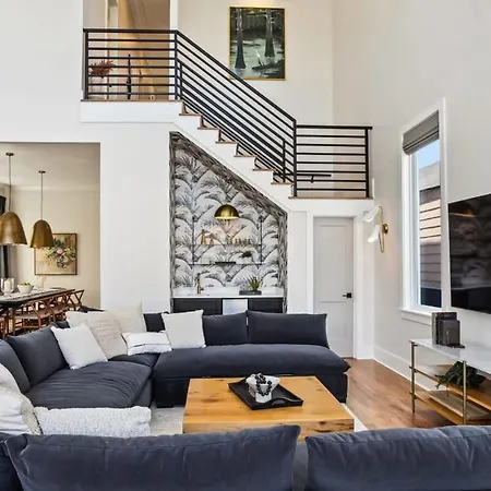 Gorgeous Grand With Heated Pool Holiday home *